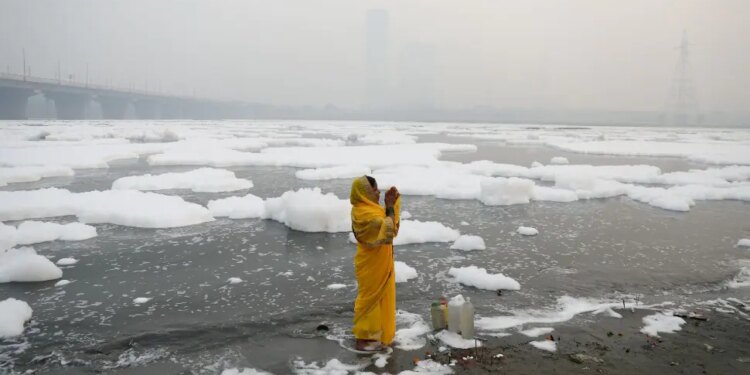 Toxic froth continues to float in Delhi's Yamuna river, here's what's ...