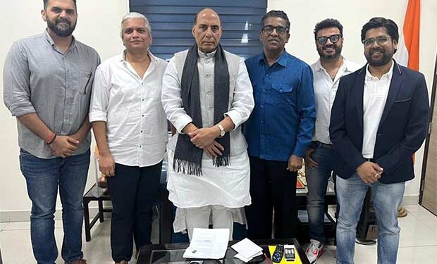 Defence minister Rajnath Singh meets Vikas Bahl after director announces film on Battle of Naushera : Bollywood News