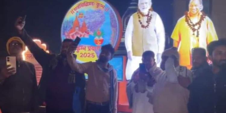 Maha Kumbh 2025: Devotees Throng Ayodhya’s Hanuman Garhi Temple And Ram Lala Amid Dense Fog | India News